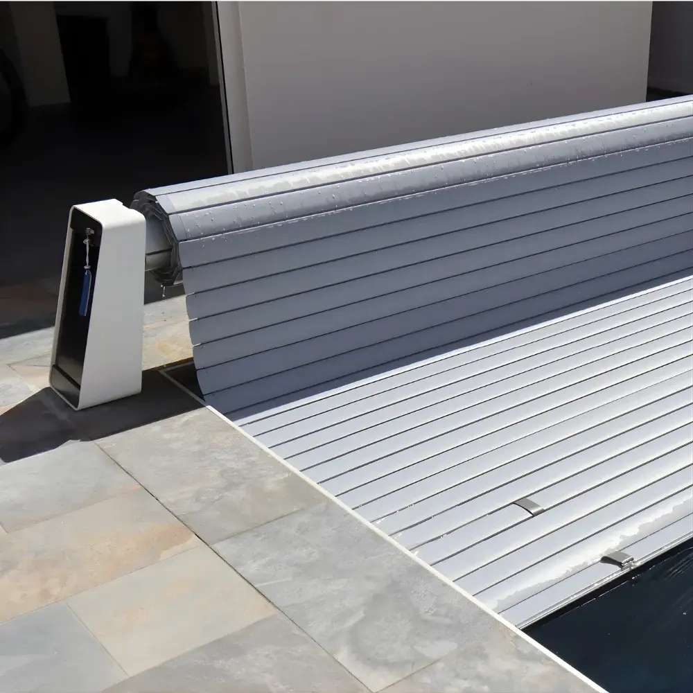 volet-piscine-couverture-automatique-hors-sol-solaire-bellasun-astralpool.webp