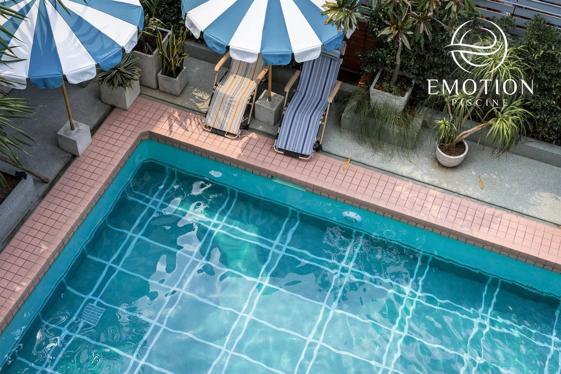 Piscine haut de gamme eau turquoise sur mesure – Emotion Piscine par Neopool