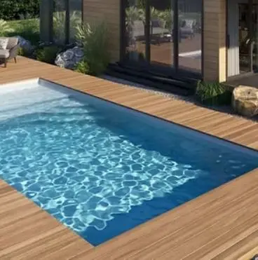 Piscine enterrée polyester Jade avec plage immergée et parois droites – gamme Neomoon Neopool
