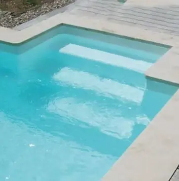 Piscine enterrée polyester Tourmaline adaptable jardin atypique – gamme Neomoon Neopool