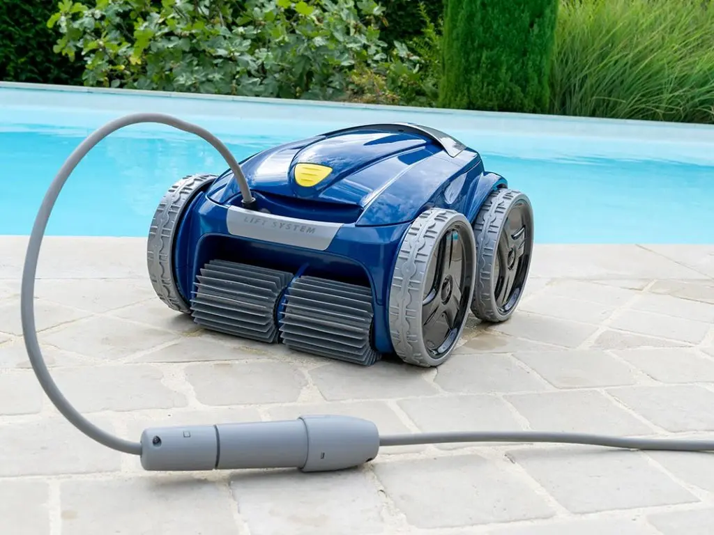 Robot nettoyeur Zodiac filaire dans une piscine – entretien automatique Neopool Belgique