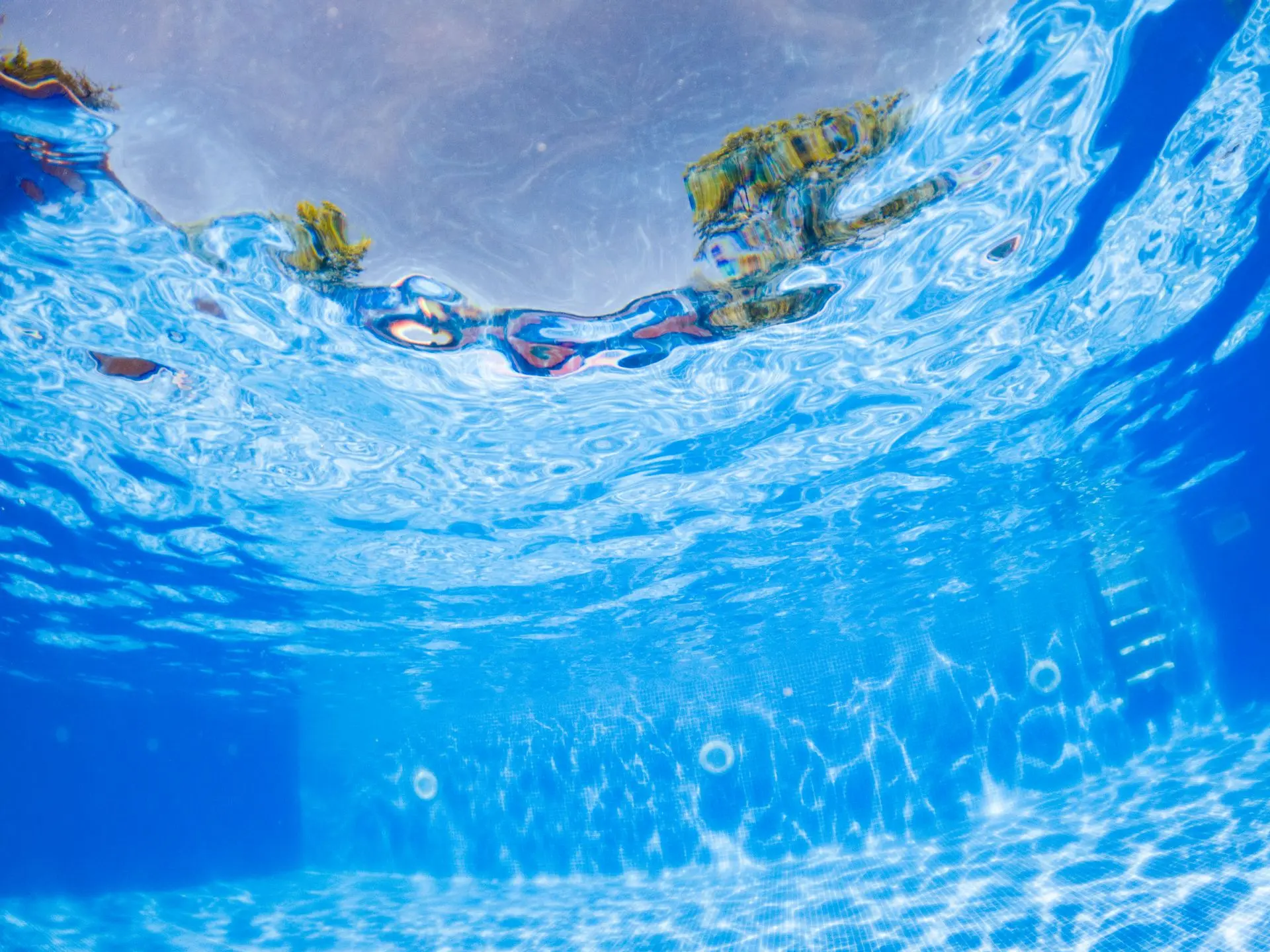 Vue sous-marine d'une piscine à l'eau cristalline – traitement et filtration Neopool Belgique