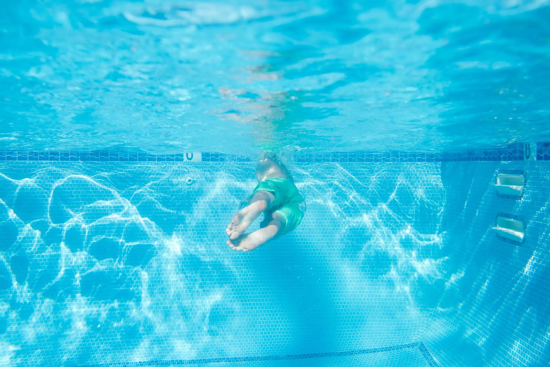 Nageur sous l'eau dans une piscine propre – eau cristalline grâce à l'entretien Neopool