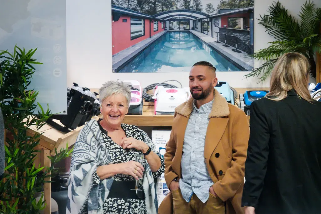 Client en visite au showroom Neopool – conseil personnalisé piscine