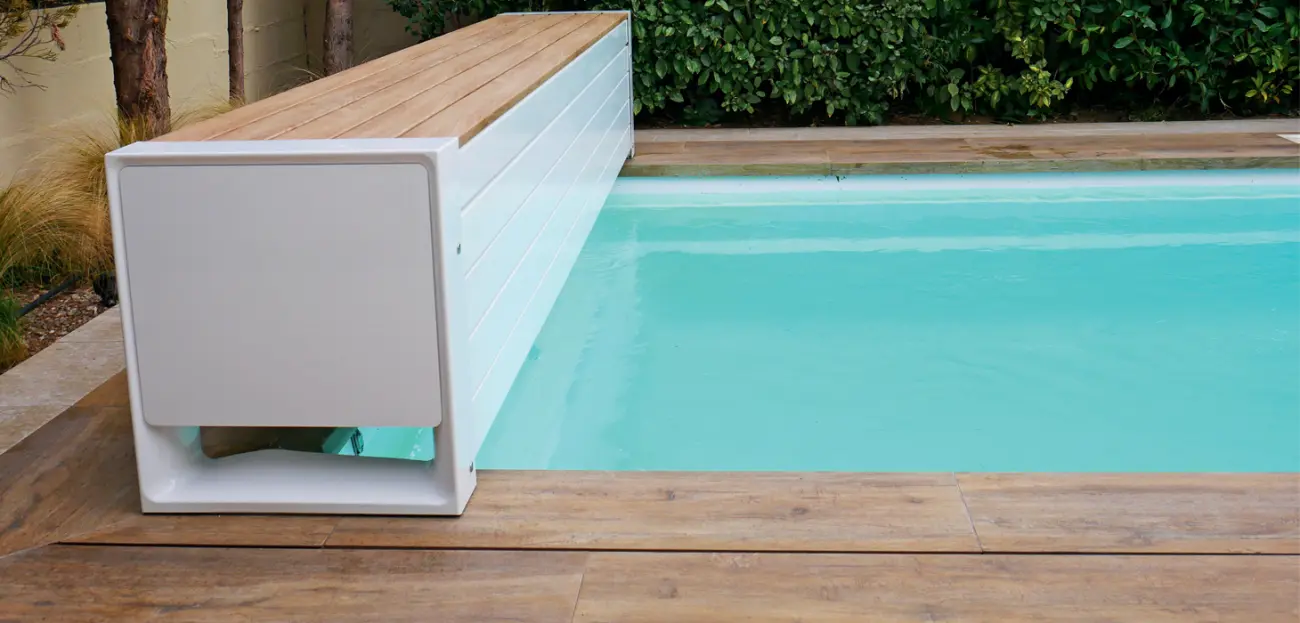 Volet Le Banc avec habillage blanc au bord d'une piscine – design mobilier extérieur Neopool