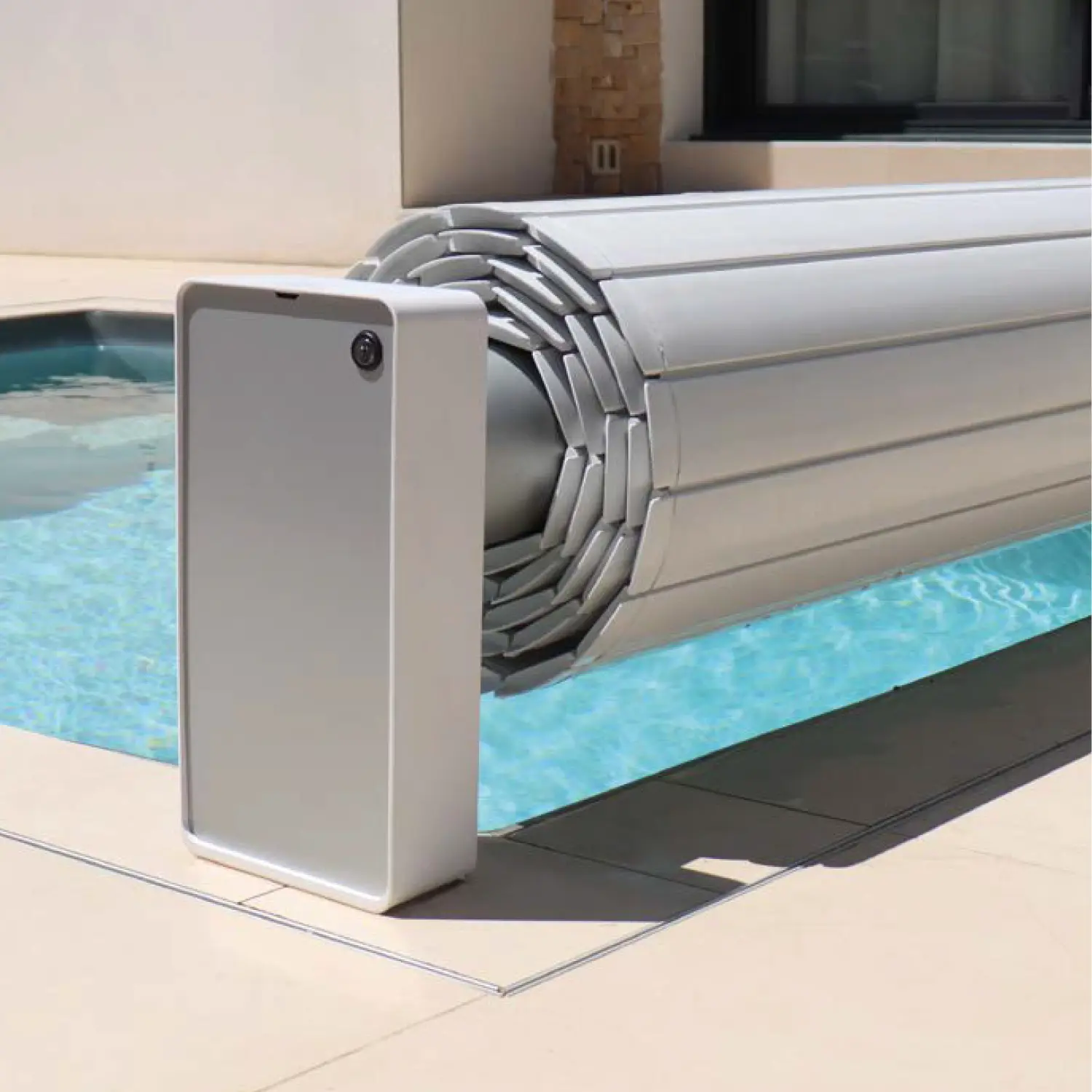 Détail mécanisme et lames volet hors sol Coverly – qualité et robustesse Neopool