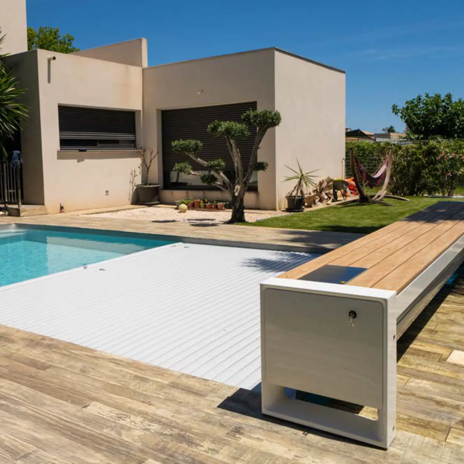 Volet solaire Bellasun Mobile sur rails au bord d'une piscine – Neopool Belgique