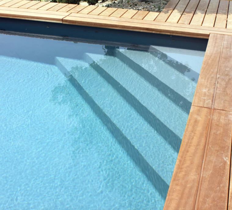 Escalier d'angle à recouvrir de liner