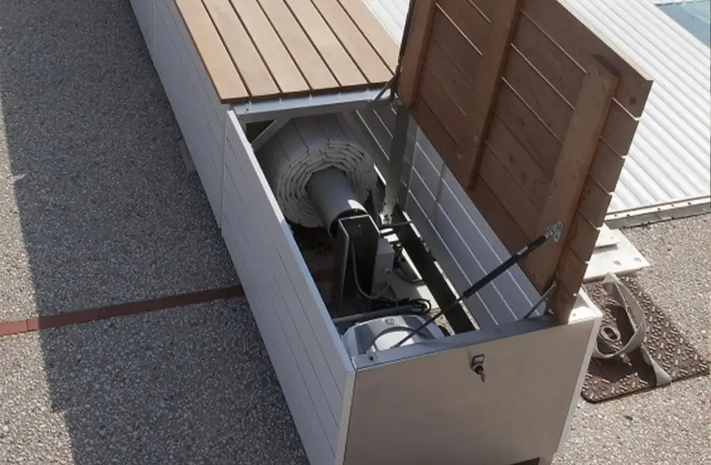 detail-moteur-couverture-automatique-piscine-banc-coffre-zen-it-astralpooljpg-1583745186.webp