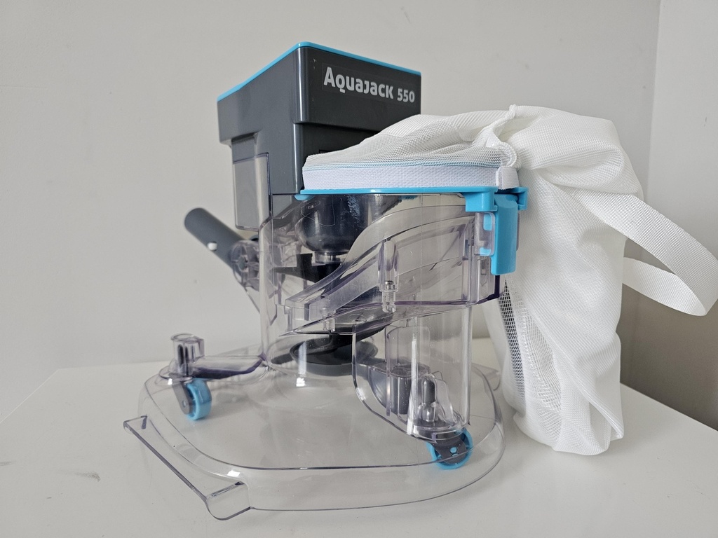 Robot aspirateur de feuilles Aquajack 550 sur batteries