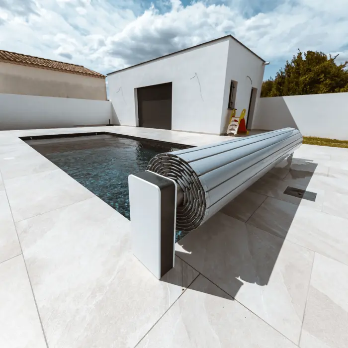 Neo Sveltéa automatique – Volet piscine hors sol motorisé et design